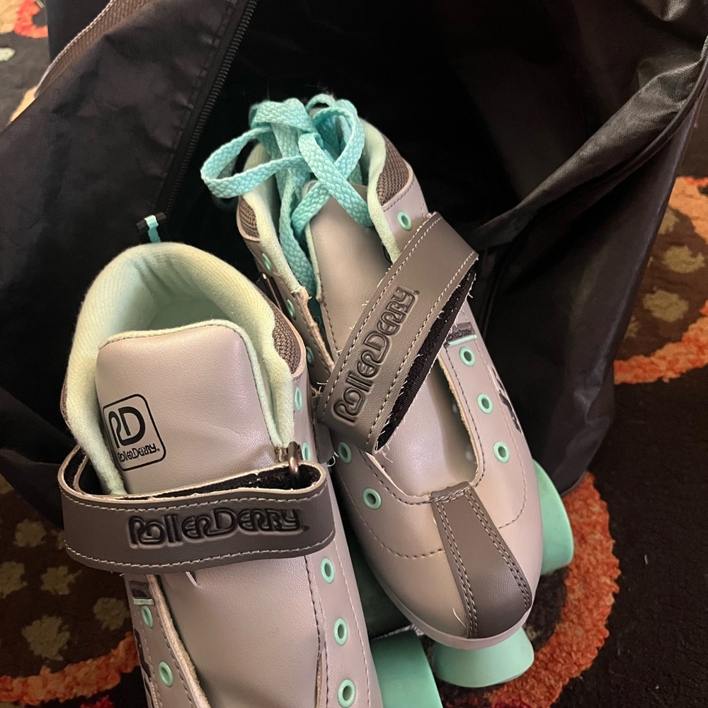 Women’s Roller Skates - Gray and Mint